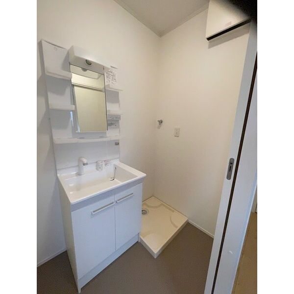 洗面設備　写真は別部屋の為現況と異なる場合がございます