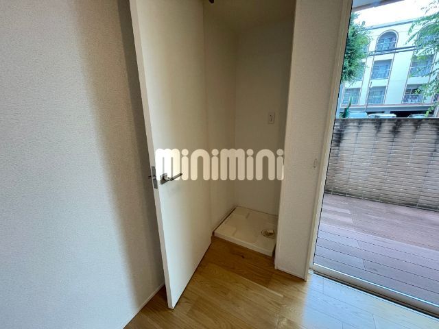 その他　洗濯機置き場には扉がついています