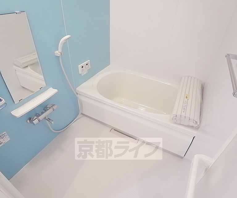 バス・シャワールーム　壁色が可愛いです。追焚機能付き