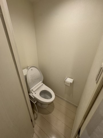 トイレ　落ち着いた色調のトイレです