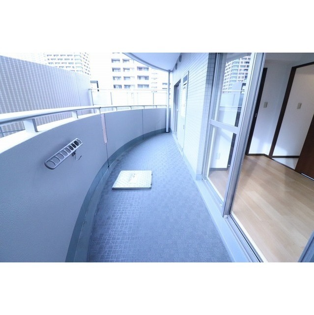 バルコニー　同タイプ別部屋（モデル家具設置時）の写真です