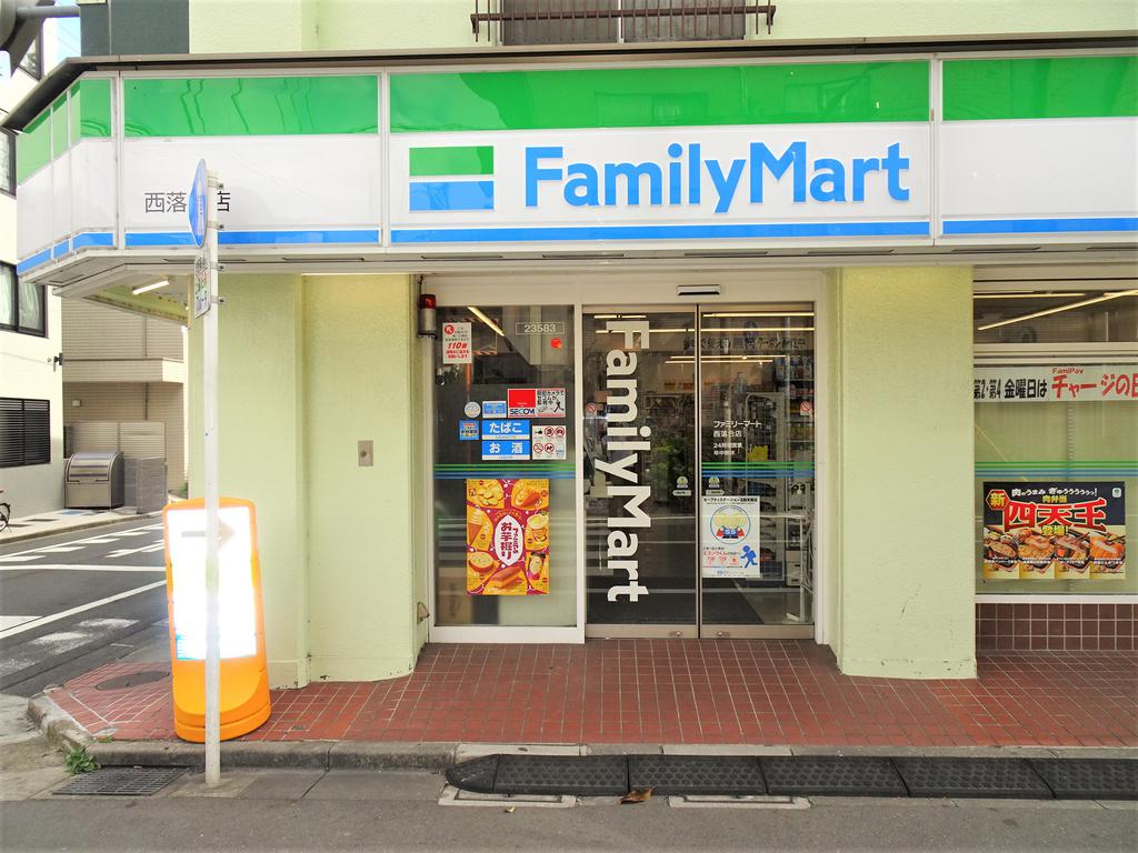 コンビニ　ファミリーマート（コンビニ）まで120m
