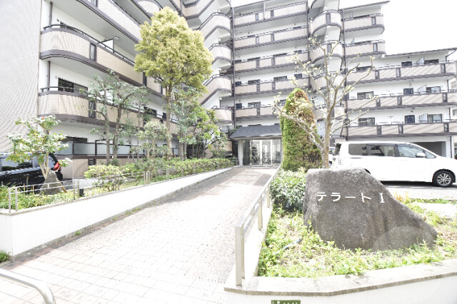 エントランス　安心のオートロック付きで、急な来客でも慌てませんね