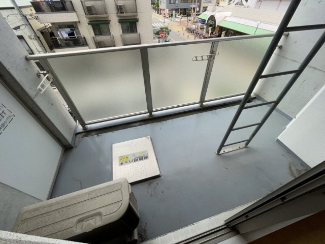 バルコニー　暖かな日差しのふりそそぐバルコニー