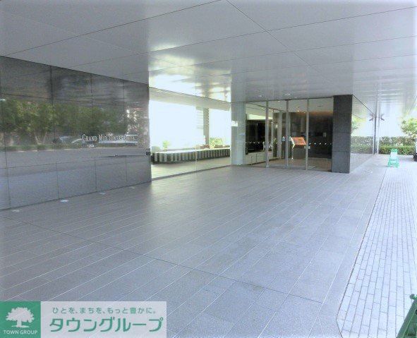 駐車場　車寄せ専用エントランス：１階コンシェルジュカウンター横