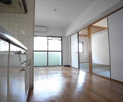 居室・リビング　広く明るい室内。