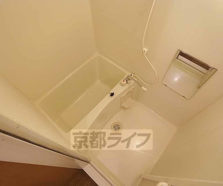 バス・シャワールーム　ゆったりセパレートタイプの浴室です。