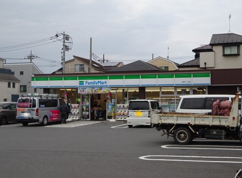 コンビニ　ファミリーマート鹿骨2丁目（コンビニ）まで525m