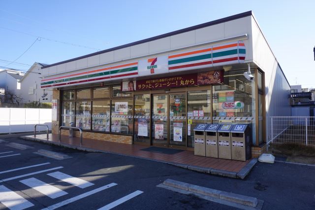 コンビニ　セブンイレブン（コンビニ）まで210m