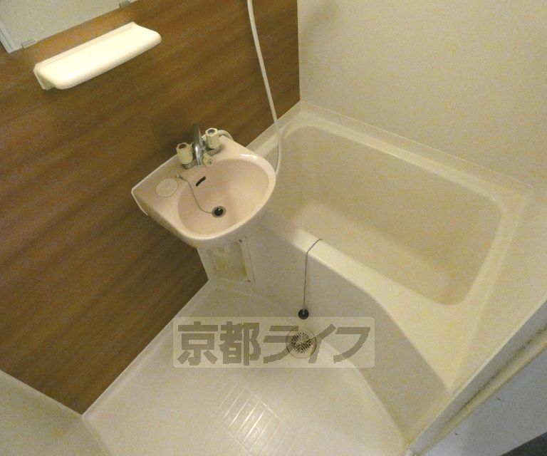 バス・シャワールーム　バスルームです