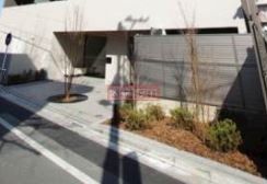 エントランス　駐車場／同建物参考写真
