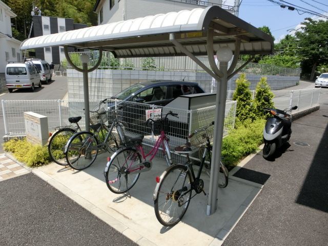 その他共有部分　屋根付きの駐輪場です。