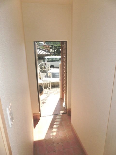 玄関　玄関にはトールタイプのシューズボックス。