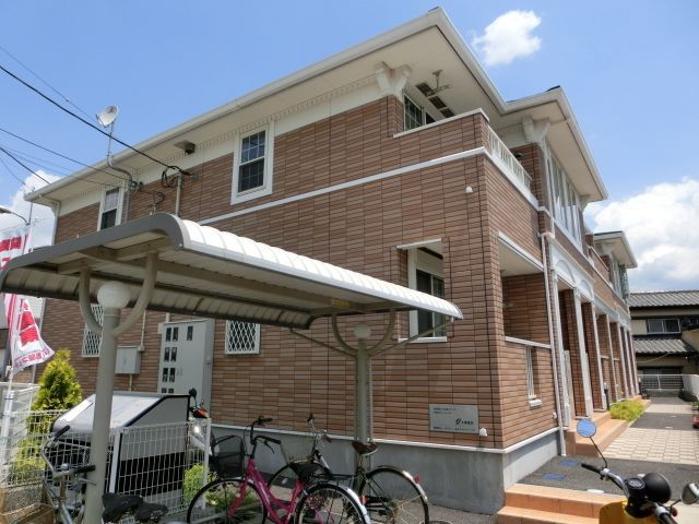 建物外観　アパート前面は駐車場で日当たり良好です。