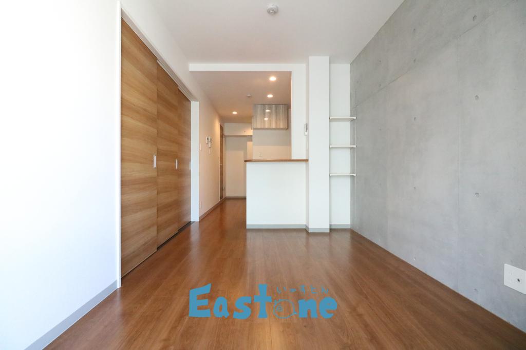 居室・リビング　コンクリート壁で対面キッチンの可愛いお部屋♪