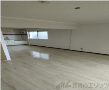 ハイツ上新第三西淡路の居間写真
