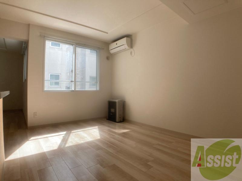 居室・リビング　木目のフローリングは落ち着きのある印象のお部屋になりますね。