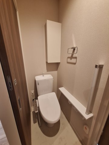 トイレ　手すり付きでつまづき防止/便座/ウォシュレット付き