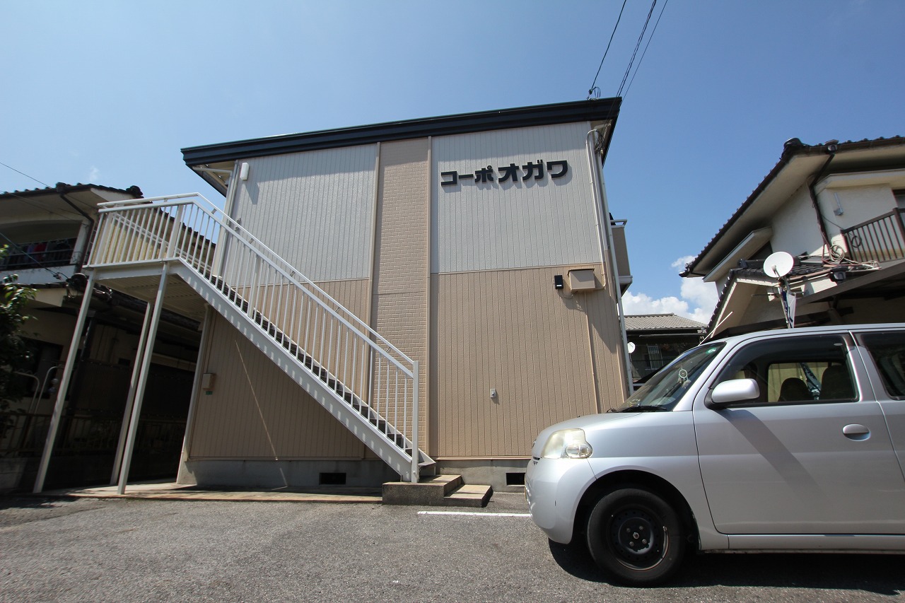 福山市本庄町中のアパートの建物外観