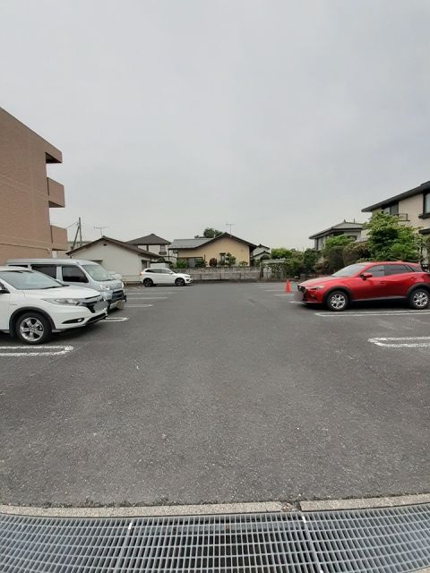 【高崎市下佐野町のマンションの駐車場】