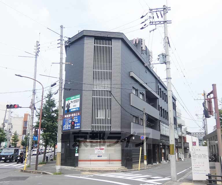 京都市右京区花園伊町のマンションの建物外観