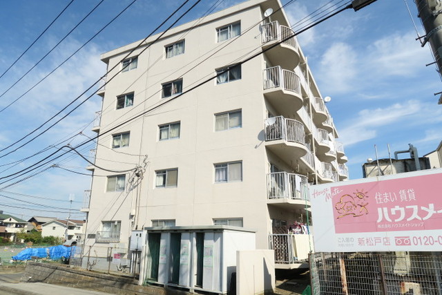 松戸市横須賀のマンションの建物外観