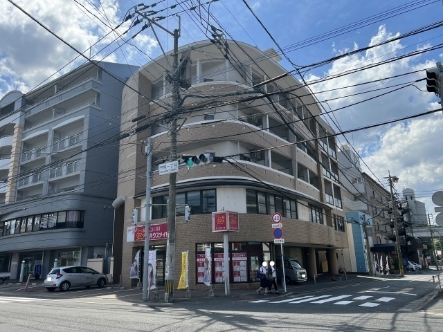 【北九州市小倉南区守恒本町のマンションの建物外観】