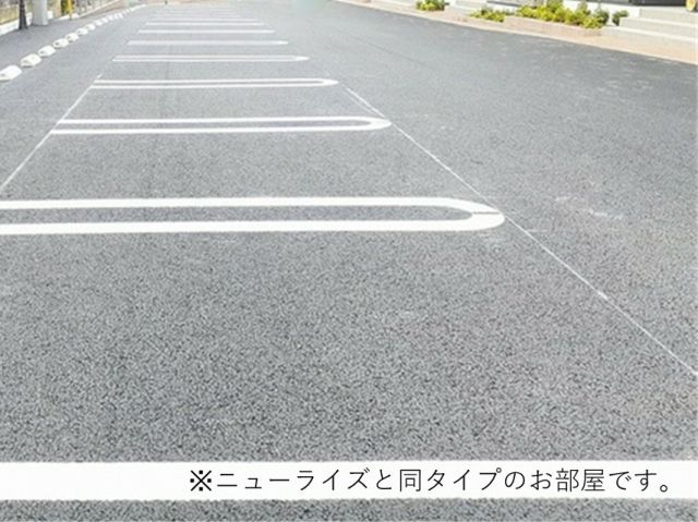 【ファミリエ　Iの駐車場】