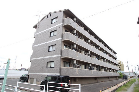 岡山市北区十日市西町のマンションの建物外観