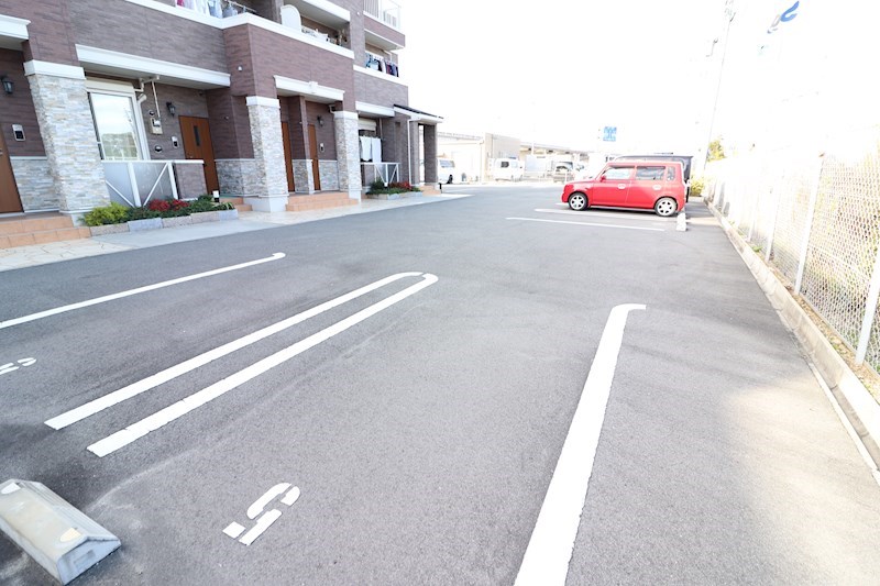 【磯城郡田原本町大字保津のアパートの駐車場】