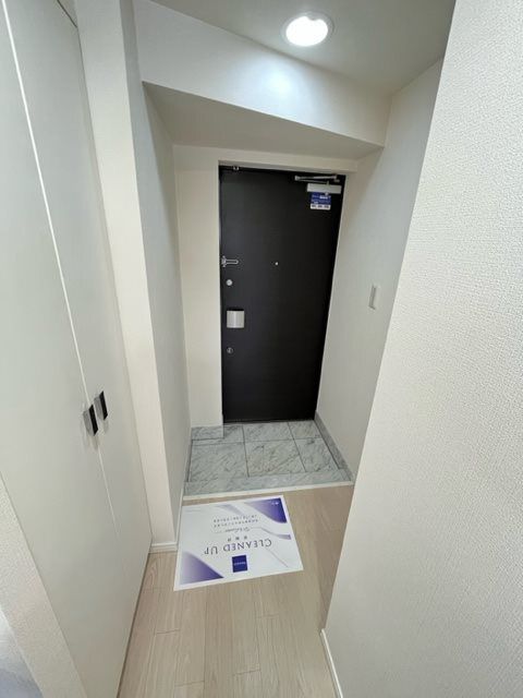 【港区西新橋のマンションの玄関】