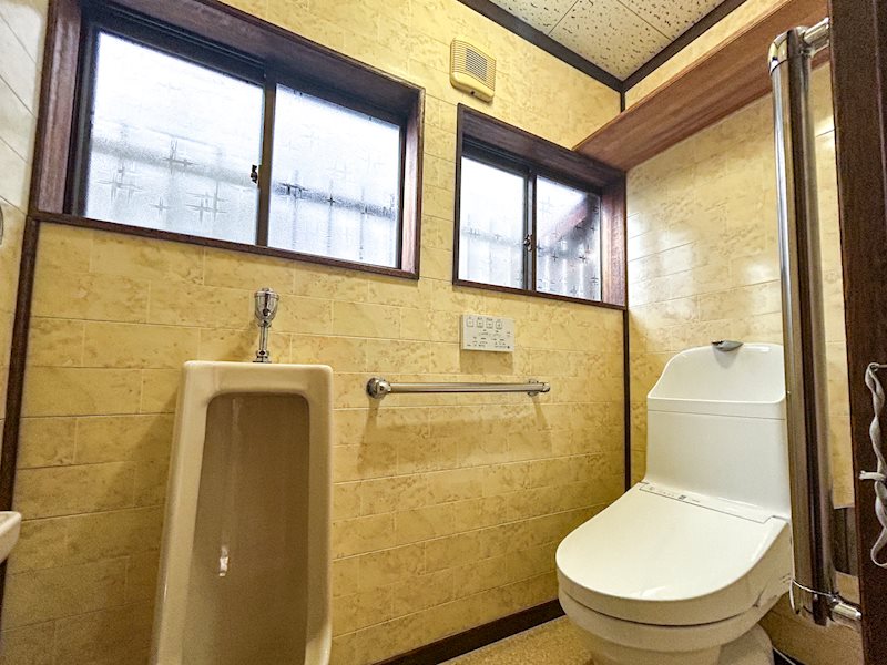 トイレ　温水洗浄便座と小便器