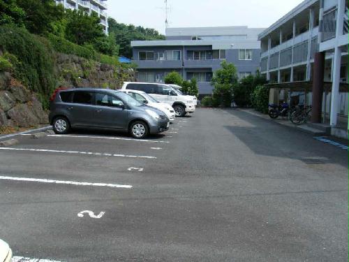 【レオパレスアンビシャス聖園の駐車場】