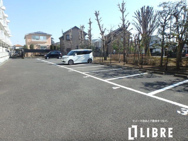 【国分寺市戸倉のマンションの駐車場】