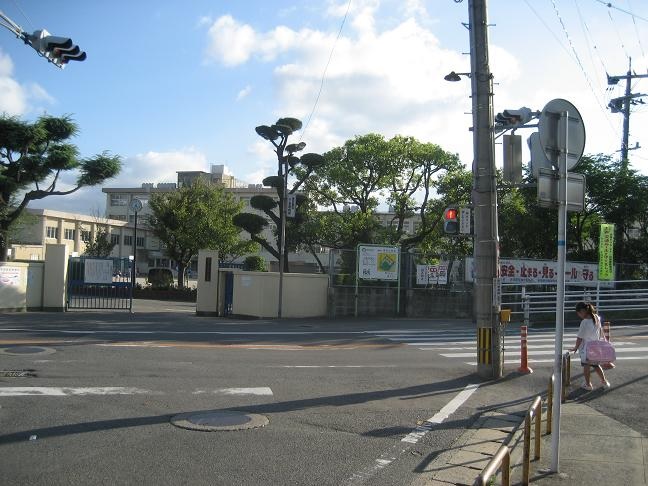 【福岡市東区二又瀬新町のマンションの小学校】