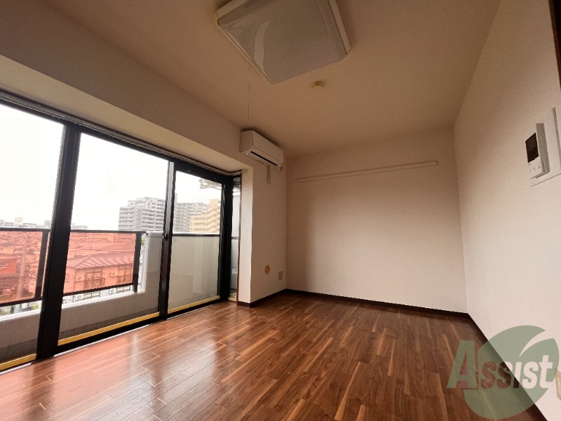 居室・リビング　８帖の洋室です。広々として、きれいですね。