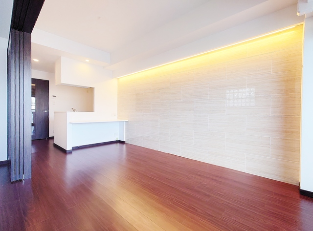 居室・リビング　アクセントパネル（大理石調）のリビング