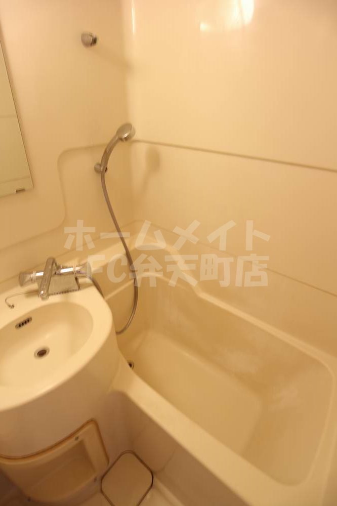 バス・シャワールーム　コンパクトで使いやすいお風呂です