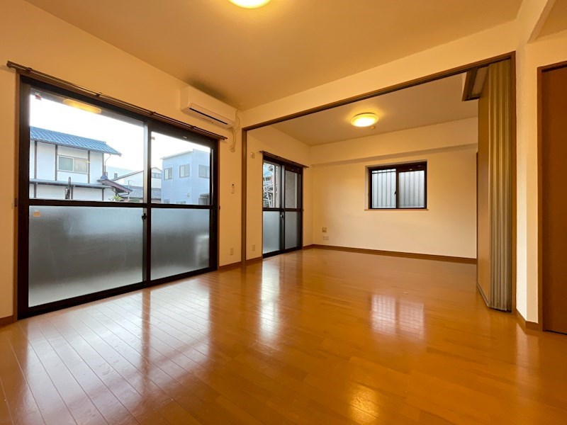 居室・リビング　間仕切りを開けるととても開放的な広々リビングに！