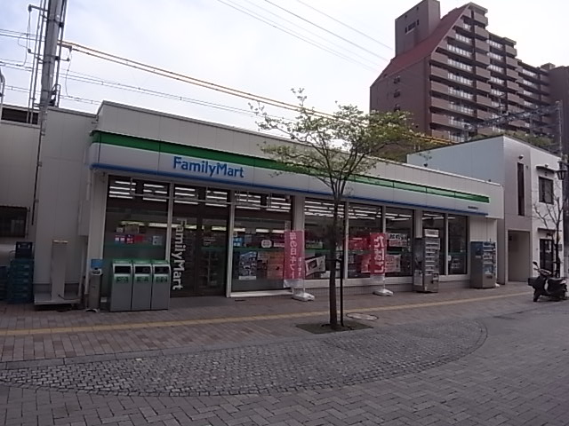 コンビニ　ファミリーマート 阪急御影駅前店（コンビニ）まで202m