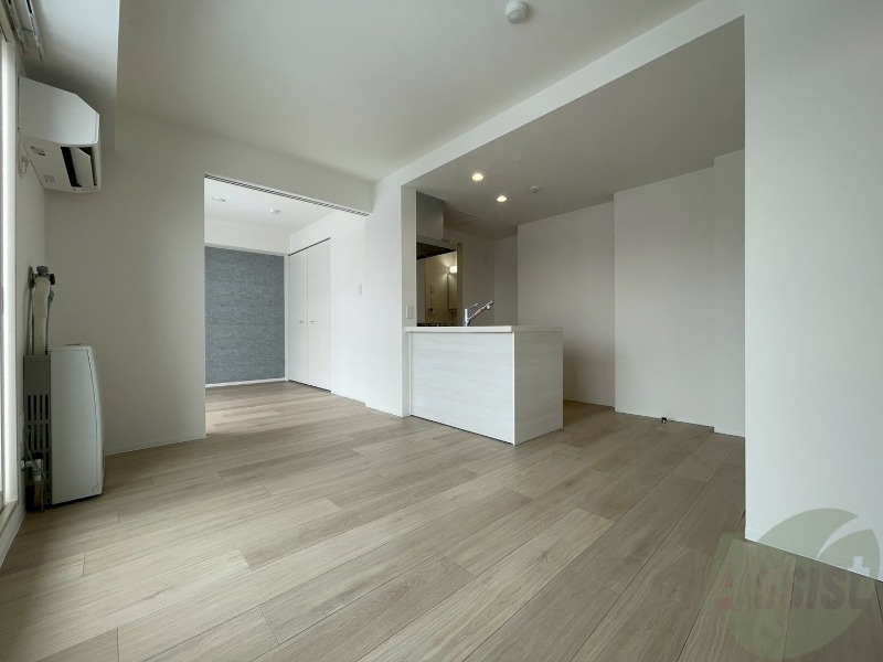 居室・リビング　木目のフローリングは落ち着きのある印象のお部屋になりますね。