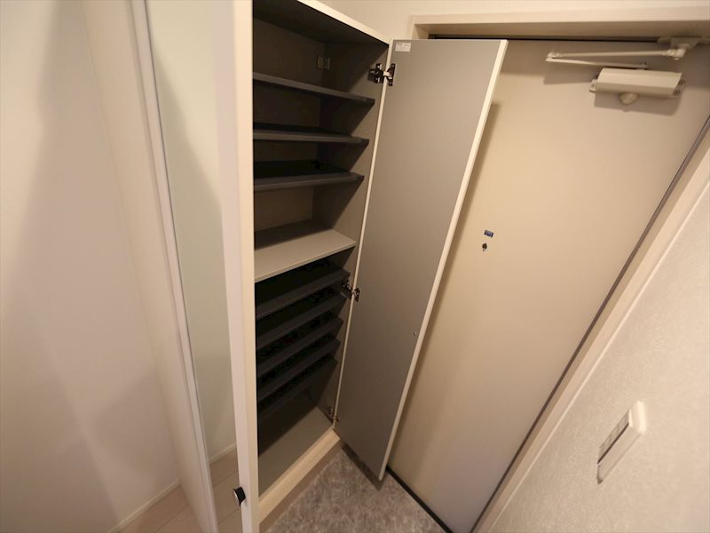 玄関　玄関　シューズボックス付（収納充実してます）