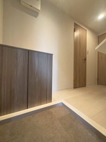 玄関　※同シリーズのイメージ写真となります（※写真と実部屋に違いが