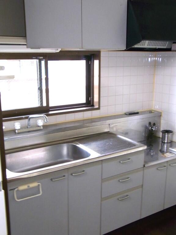 キッチン　小窓があって明るいキッチン　料理もしやすいです