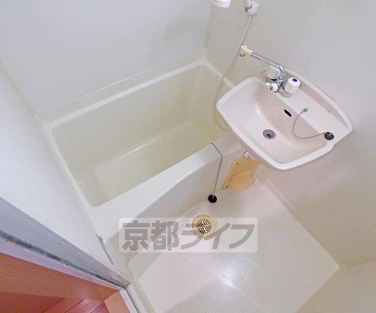 バス・シャワールーム　ゆったりとした浴室です