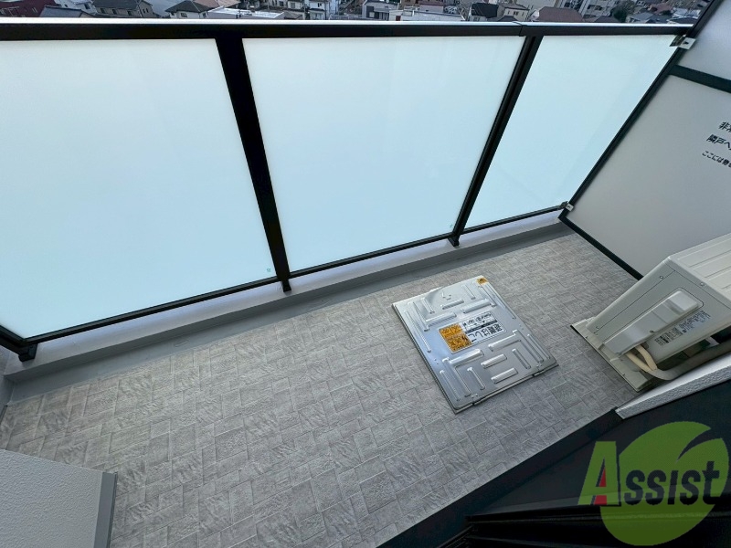 バルコニー　バルコニーです。幅広の造りになっております。