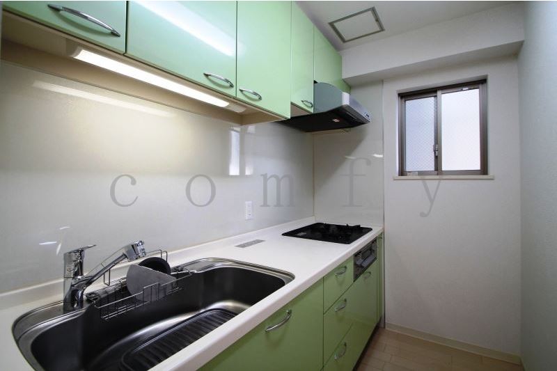 キッチン　使い勝手の良いシステムキッチン（ガス３口グリル付き）