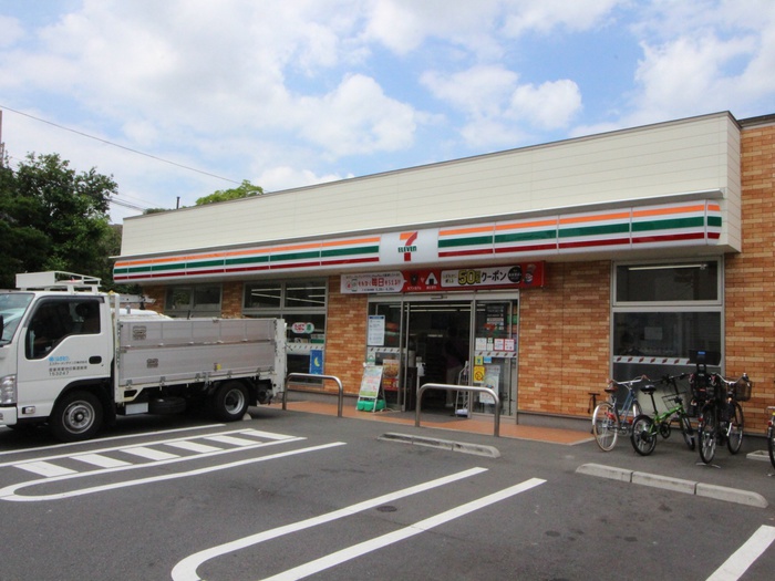 コンビニ　セブンイレブン目黒鷹番1丁目店（コンビニ）まで130m