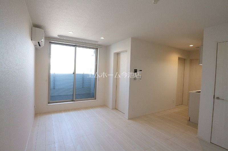 居室・リビング　LDK11.1帖　エアコン付　バルコニーに面しています