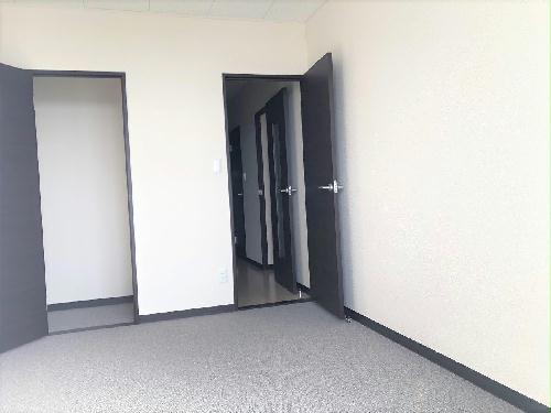 居室・リビング　白基調の落ち着いた室内